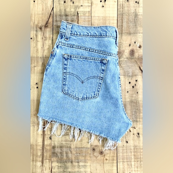 Sale 🚩 VINTAGE LEVI HIGH WAISTED CUT OFF SHORTS ❤️ SIZE 26 VINTAGE LEVI SHORTS - Picture 3 of 8